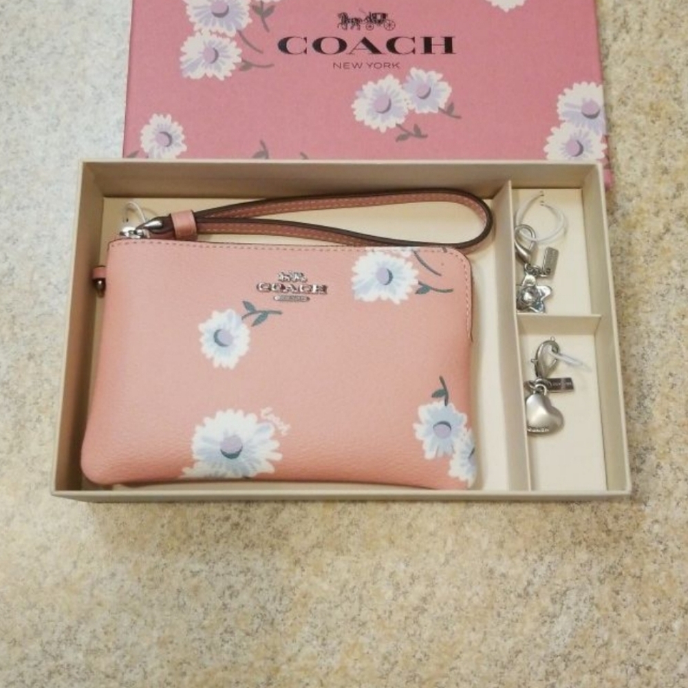 Coach Wristlet Pink leather (new in box)